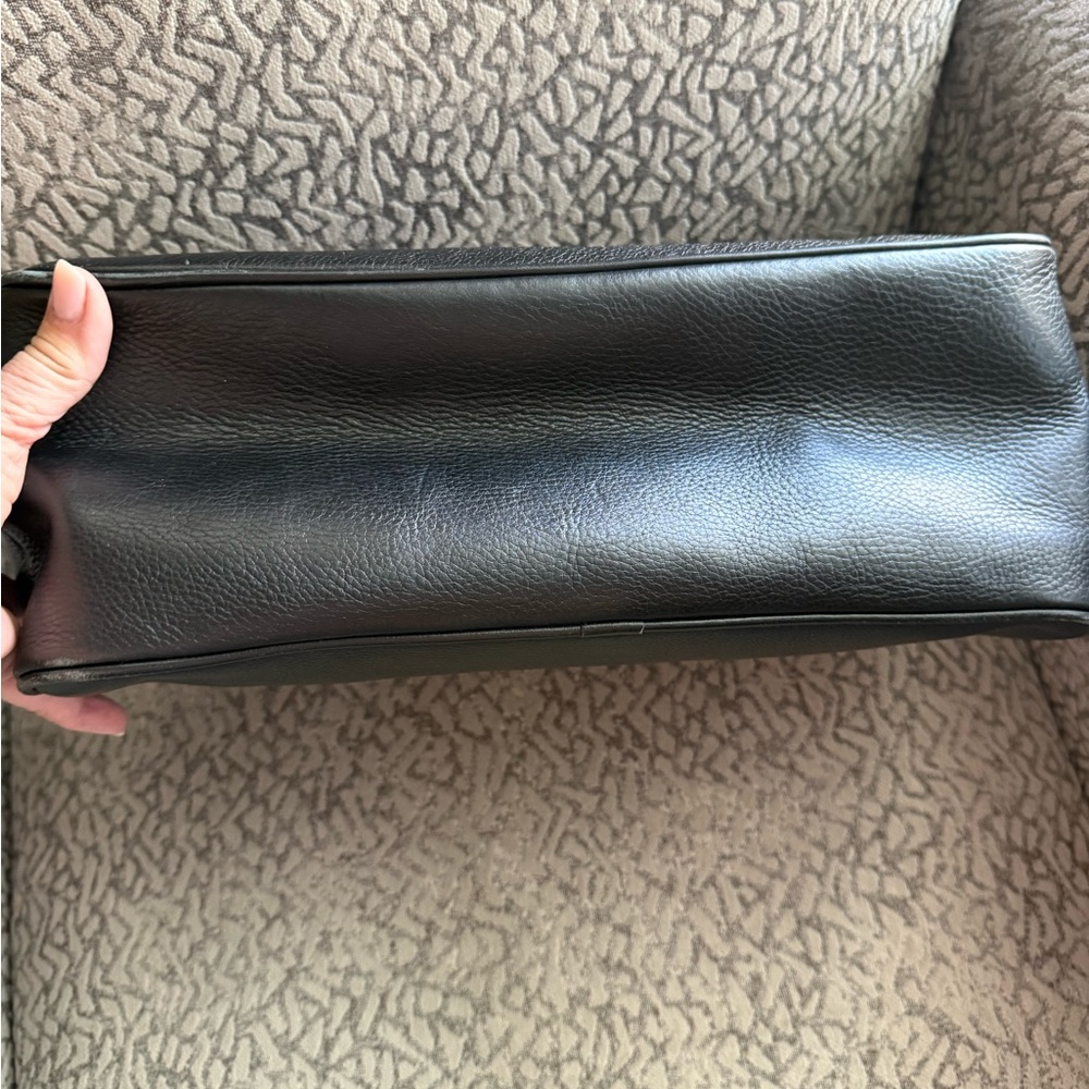 Authentic Dooney & Bourke Logo Lock Shoulder Bag in classic black leather - Picture 5 of 8